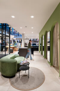 Das Farbkonzept zieht sich vom Wand- bis zum Möbelton durch