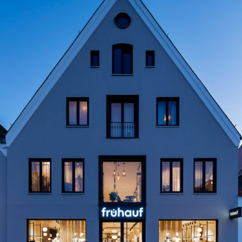 Das historische Giebelhaus am Freystädter Marktplatz beherbergt das Bekleidungshaus seit dem Jahr 1933