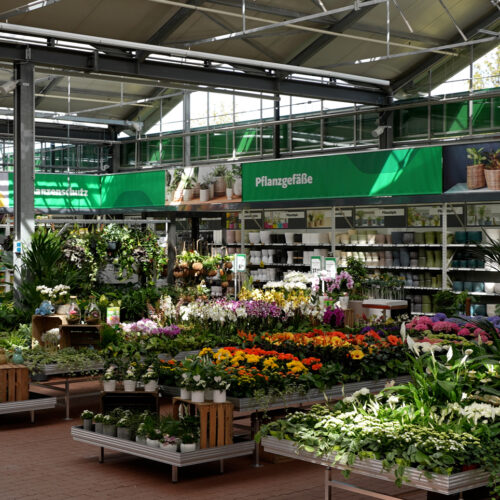 Das Gartencenter bietet neben Pflanzen auch Pflanzgefäße und Pflanzenschutzmittel