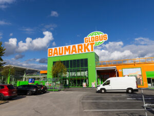 Online reservierte Ware kann innerhalb einer Stunde per Click & Collect im Markt oder an der Warenausgabe am Fahrzeug abgeholt werden