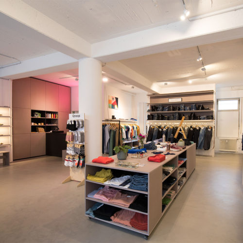 Individuell für den Store angefertigte Holzmöbel 