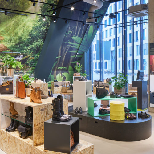 Die Natur im Store: Große Fensterflächen rücken die mit Naturmotiven tapezierten Rückwände im neuen Flagship-Store von Görtz in Düsseldorf  ins rechte Licht.