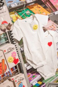 Zur Eröffnung konnten Besucher:innen Baby-Bodys mit selbst gewählten Motiven vor Ort individuell gestalten lassen.