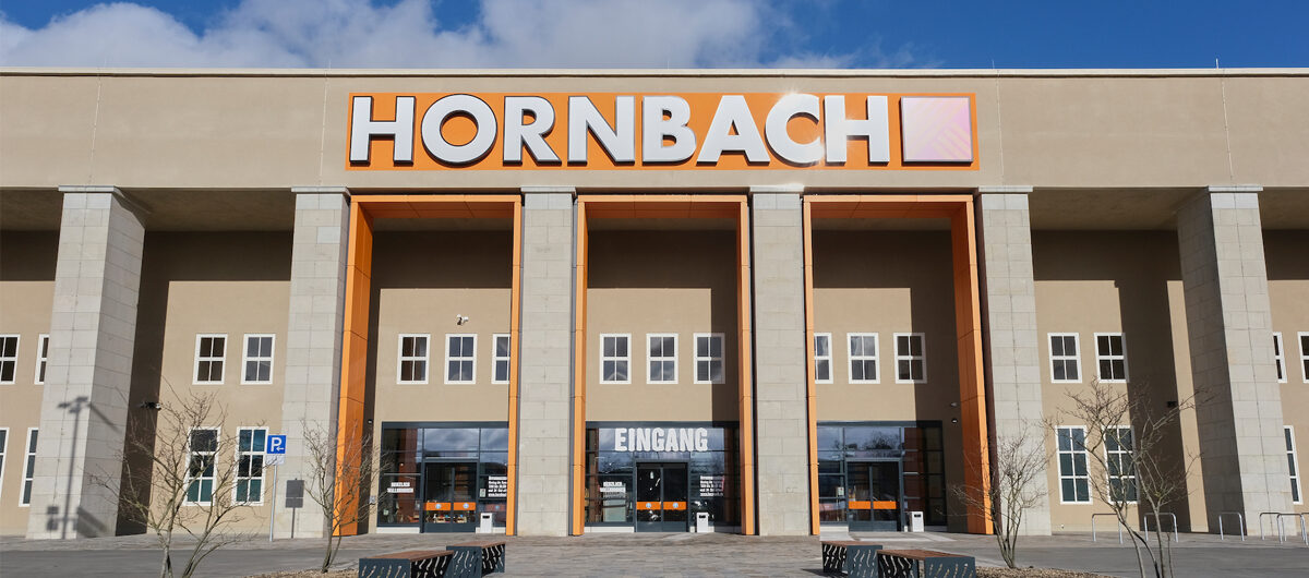 Wo früher die Hallen 16 und 17 des Leipziger Messegeländes standen, eröffnete nun ein 17.500 qm großer Hornbach Markt.