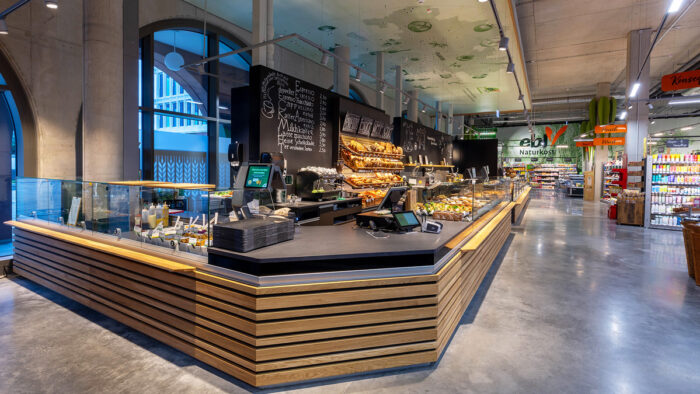 An dieser Ecke des Foodcounters kann die Kundschaft die Einkaufsstrecke für Gastro und Frischwaren starten