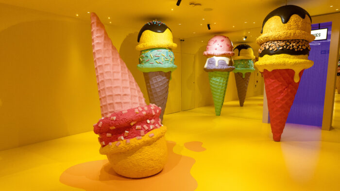 Überdimensionale Eistüten inszenieren das House of Candy als begehbare Fantasiewelt