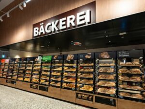 Die frischen Brot- und Backwaren der Filial-Bäckerei werden mehrmals täglich direkt vor Ort gebacken.