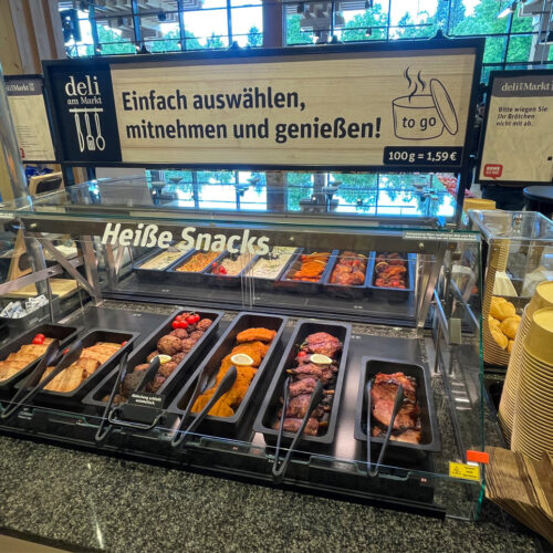 Unter dem Label „deli am Markt" bietet der Markt heiße Snacks zum Mitnehmen