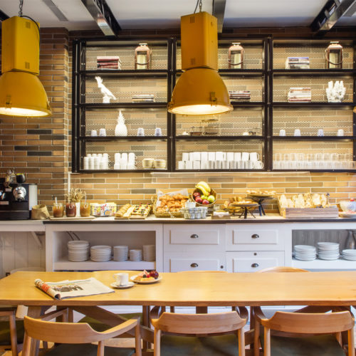 Frühstücksecke im Landhausstil im Café-Bereich