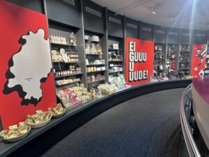 Der Hessen-Shop bündelt regionales Sortiment: von Ebbelwoi-Krügen bis hin zu Eintracht-Frankfurt-Merchandise wie Taschen und Caps.