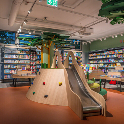 Rutsche und Klettermöglichkeit im Kinderbuchbereich