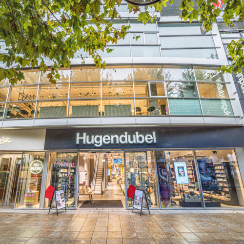 Die Filiale liegt fußläufig zu Marktplatz und Markthalle. Mehrere Parkhäuser befinden sich in unmittelbarer Nähe, der Zugang ist barrierefrei.