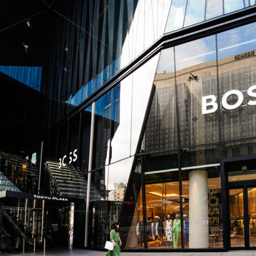 Hugo Boss' Glasfassade in Tokios Einkaufsviertel Ginza 