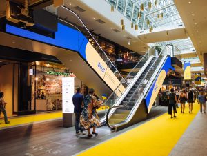 Über Rolltreppen gelangt man im Gallerian-Einkaufszentrum zu den oberen Etagen des Ikea-Store.