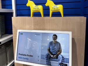 Über einen Touchscreen können Besucher:innen im Pop-up-Store auch auf das vollständige Ikea-Sortiment zugreifen.