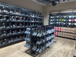 Der neue Store bietet Wintersportequipment sowie Services wie digitale Fußanalyse, Bootfitting und professionellen Ski-Service.