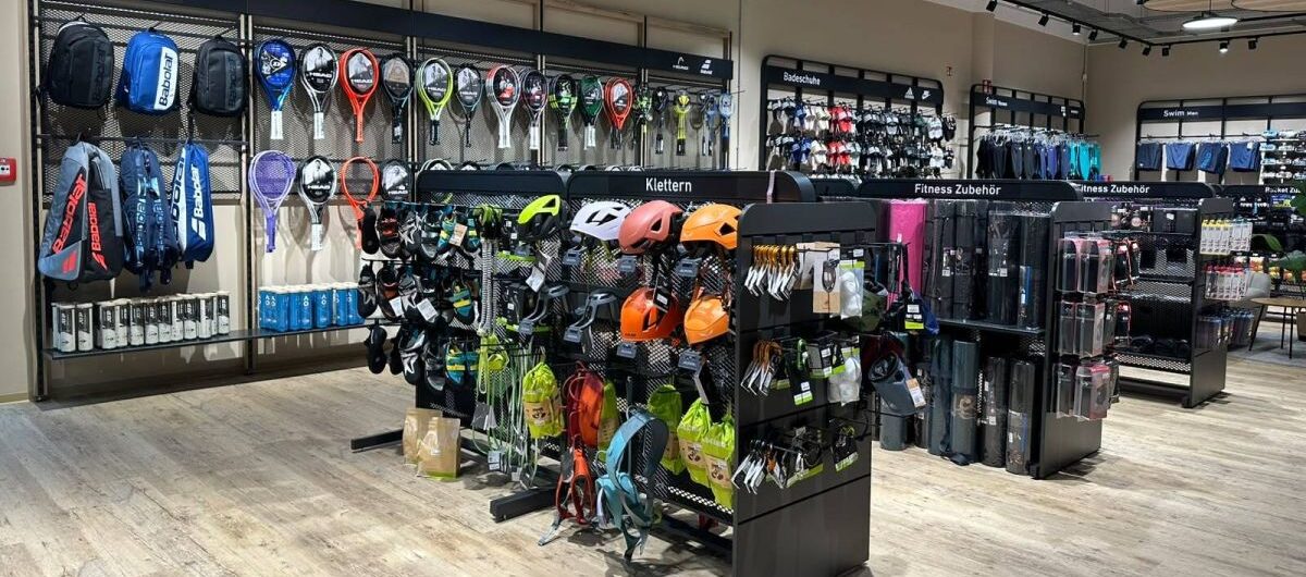 Auf rd. 1.900 qm bündelt der neue Intersport-Standort die Bereiche Running, Outdoor, Bergsport, Fitness, Wintersport und Sportfashion.