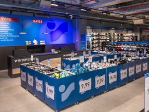 Der impulsgestaltete Kassenbereich bietet eine Auswahl an Mitnahmeartikeln.