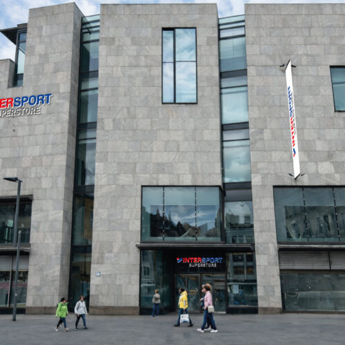 Die zentrale Lage am Marktplatz soll den Store langfristig als Treffpunkt für Sportinteressierte etablieren.