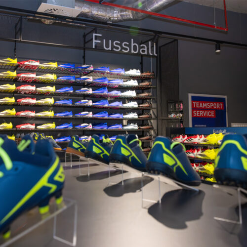 Das Sortiment reicht von Urban Sports über Outdoor bis hin zu Fitness und Teamsport.