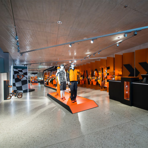 Der 300 qm große KTM Sho bietet Fashion und Accessoires für die Fans.  