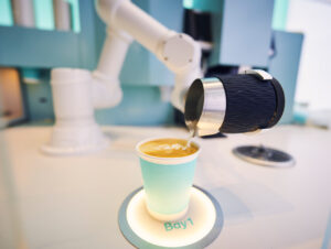 Latte-Art ganz automatisch: Ein Roboterarm übernimmt das Einschäumen und Einschenken
