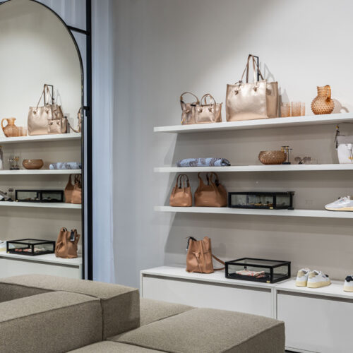 Helle naturfarbene Sitzmöbel für die Shoppingpause