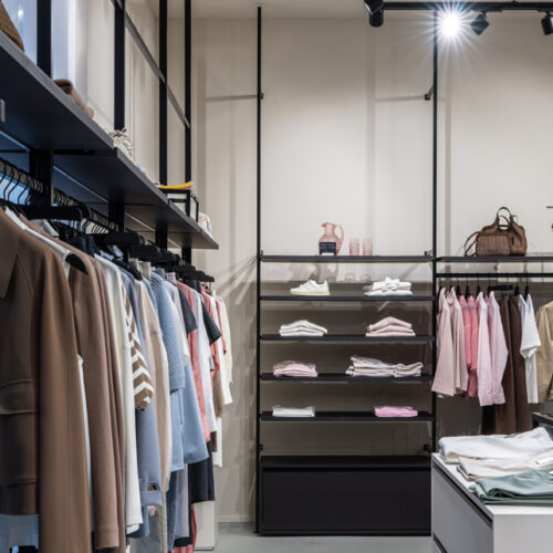  Schwarze Stahl-Systeme dienen der Warenhängung