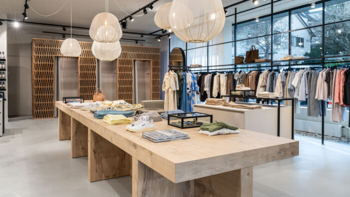 Ein zentraler Warentisch prägt das Erscheinungsbild des neuen Kalea-Fashion-Stores