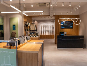 Das Design des Düsseldorfer Kapten&Son-Stores verbindet minimalistisches Design mit einer kuratierten Präsentation des Sortiments