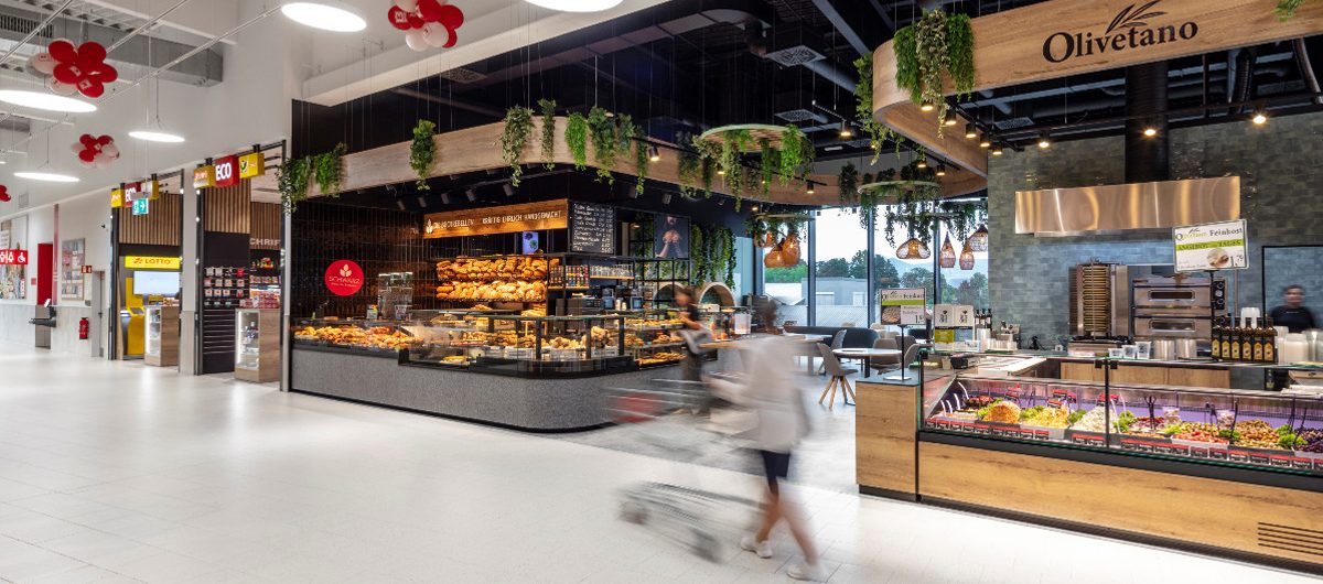 Gastronomische Angebote im Eingangsbereich ergänzen das Portfolio der neuen Kaufland-Filiale am Bodensee.