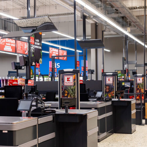 Acht Selbstbedienungskassen und neun Bedienkassen stehen zum Checkout bereit