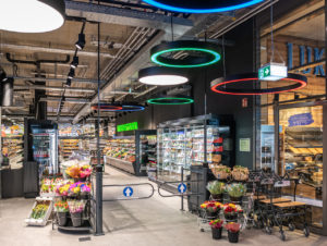 Im Eingangsbereich gibt es eine Frischetheke mit Bistro und eine Verkaufstheke der Lukas Bäckerei.