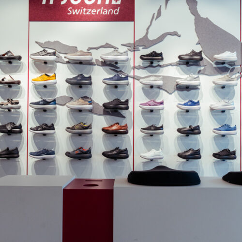 Die Kybun-Warenwand mit Matterhorn-Motiv