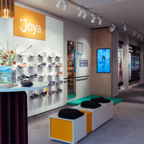 Der vordere Storebereich mit Joya-Sortiment und digital Screen