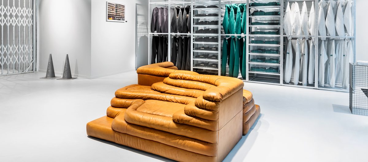 Designermöbel dienen als Blickfang im ersten LFDY-Store der Hansestadt.