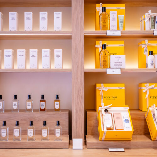 Helle Holzoptik an den Regalen für eine freundliche Atmosphäre
