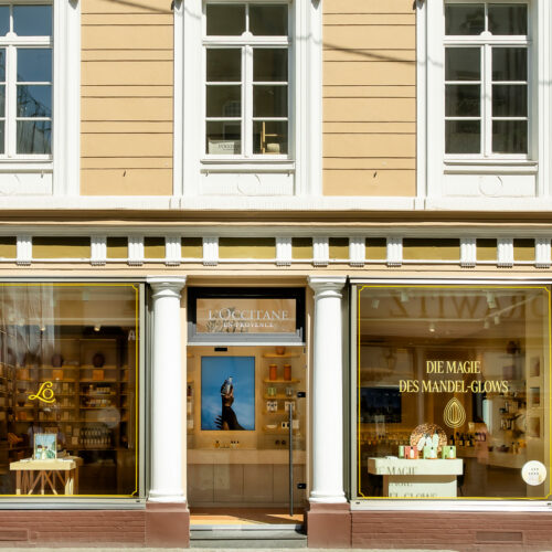 Säulen und Ornamente an der Außenfassade des Stores in der Altstadt