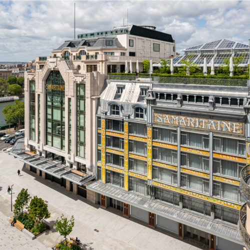 Das Kaufhaus liegt direkt an der Seine.