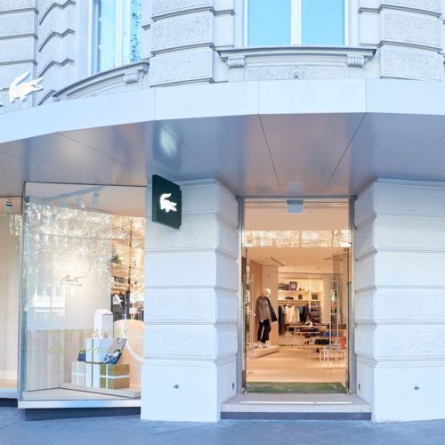 Glasfassade des neuen Lacoste-Stores am Kurfürstendamm