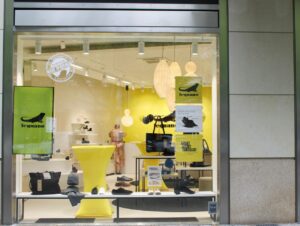 Das Schaufenster greift mit viel typischem Leguano-Gelb die Markenidentität deutlich sichtbar auf.