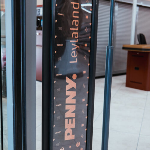 Auch die Sicherungssäulen am Eingang sind mit dem „Leylaland"-Branding in Schwarz und Roségold gestaltet