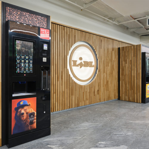 Kaffeeautomat und Leergut-Rücknahmeautomaten befinden sich in der Vorkassenzone.