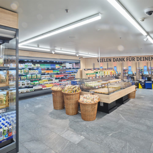 Auch Flechtkörbe emotionalisieren das Storedesign.