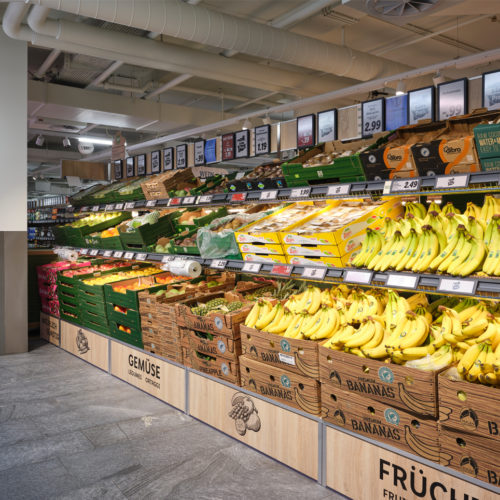 Holzkisten dienen der Obstpräsentation.