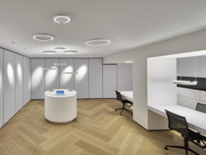 Im Light Lab (hier im Occhio Store München) können verschiedene Lichtwirkungen in einem minimalistischen Raum erprobt werden.
