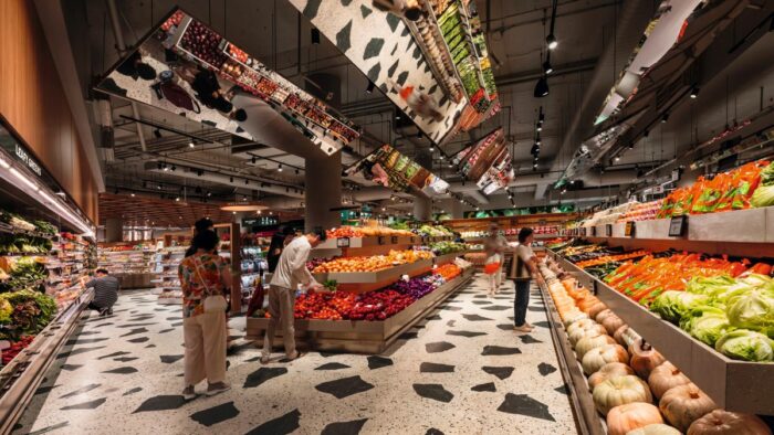 Spiegelpaneele unterstützen die Inszenierung von frischem Obst und Gemüse