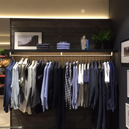 Gerahmte Fotos sind Teil des Store-Konzepts.