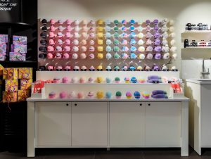 Die Inspiration für die Gestaltung der einzelnen Waren-Bereiche ist von den Designkonzepten aus Lush-Anchorshops wie München, Liverpool und Paris abgeleitet.