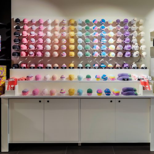 Die Inspiration für die Gestaltung der einzelnen Waren-Bereiche ist von den Designkonzepten aus Lush-Anchorshops wie München, Liverpool und Paris abgeleitet.